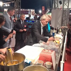 happy hour et sabayon italien panettone chef massimo guzzone preparation siphon avec italyfood montecarlo salon gastronomie monte carlo 2015