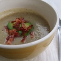 Zuppa di topinambur con pancetta ed erba cipollina